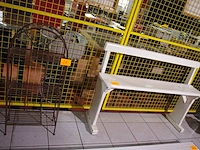 Metalen plantenrekje + houten bank - afbeelding 1 van  3
