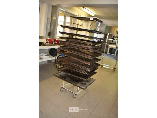 Metalen platenkar met partij platen 44x44x180 - afbeelding 1 van  2
