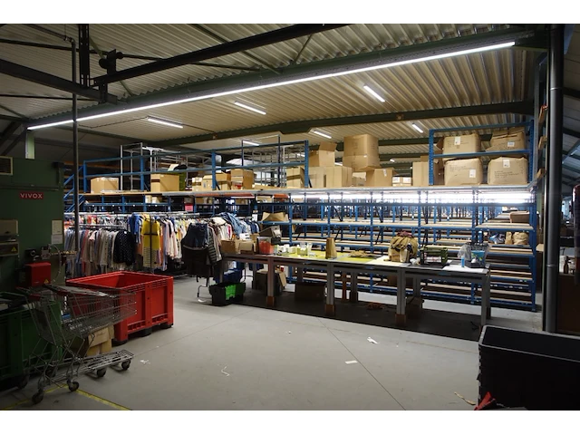 Metalen platform + rekken - afbeelding 1 van  23
