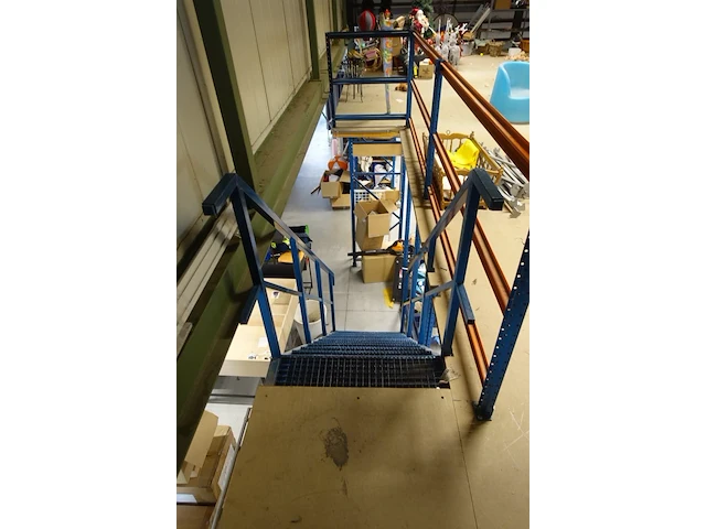 Metalen platform + rekken - afbeelding 14 van  23