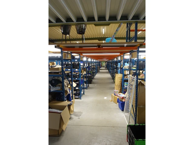 Metalen platform + rekken - afbeelding 16 van  23