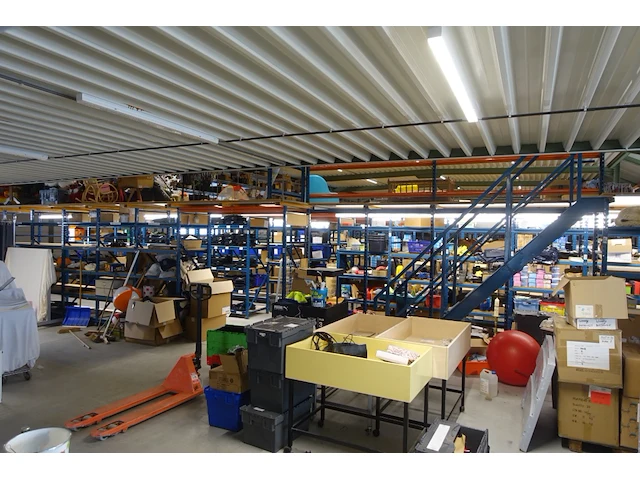 Metalen platform + rekken - afbeelding 12 van  23