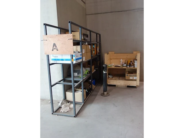 Metalen rek + inhoud - afbeelding 1 van  5