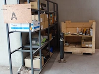 Metalen rek + inhoud - afbeelding 1 van  5