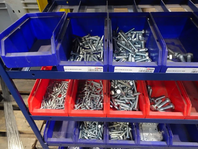 Metalen rek + inhoud - afbeelding 3 van  7