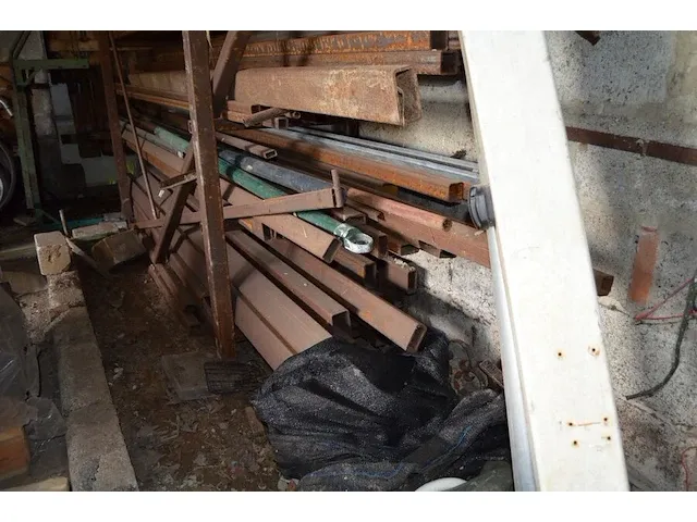 Metalen rek met divers ijzer ca. 1000 kg - afbeelding 2 van  10