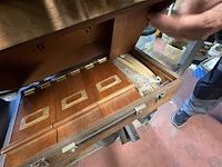 Metalen rek met diverse krukassen - afbeelding 7 van  17