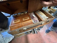 Metalen rek met diverse krukassen - afbeelding 8 van  17