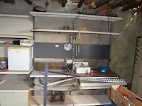 Metalen rek met diverse liggers, kleine koelkast domo, 2 autokrikken - afbeelding 2 van  13