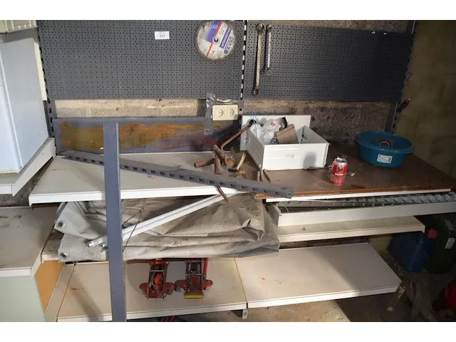 Metalen rek met diverse liggers, kleine koelkast domo, 2 autokrikken - afbeelding 3 van  13