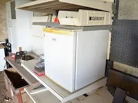 Metalen rek met diverse liggers, kleine koelkast domo, 2 autokrikken - afbeelding 6 van  13