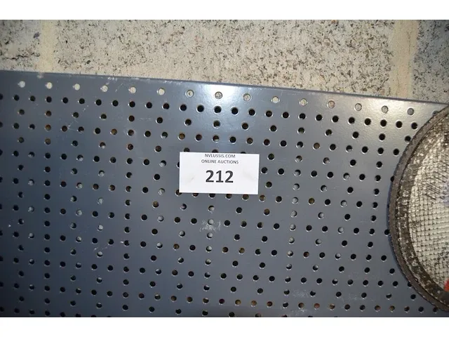 Metalen rek met diverse liggers, kleine koelkast domo, 2 autokrikken - afbeelding 10 van  13