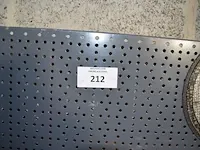 Metalen rek met diverse liggers, kleine koelkast domo, 2 autokrikken - afbeelding 10 van  13