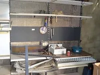 Metalen rek met diverse liggers, kleine koelkast domo, 2 autokrikken - afbeelding 11 van  13