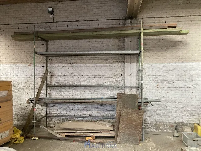 Metalen rek met inhoud - afbeelding 1 van  8