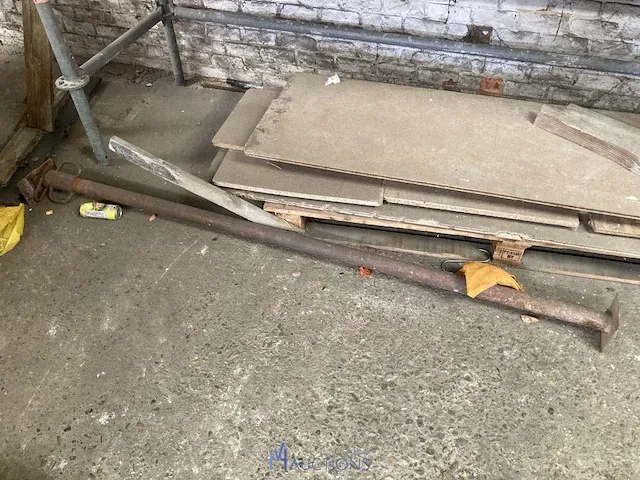 Metalen rek met inhoud - afbeelding 4 van  8