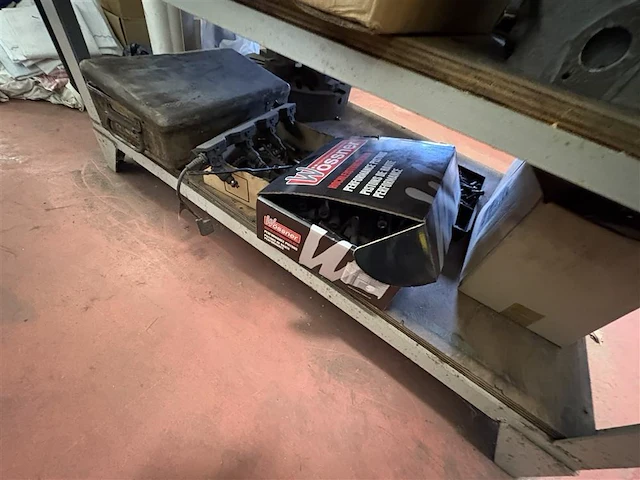 Metalen rek met inhoud - afbeelding 13 van  13