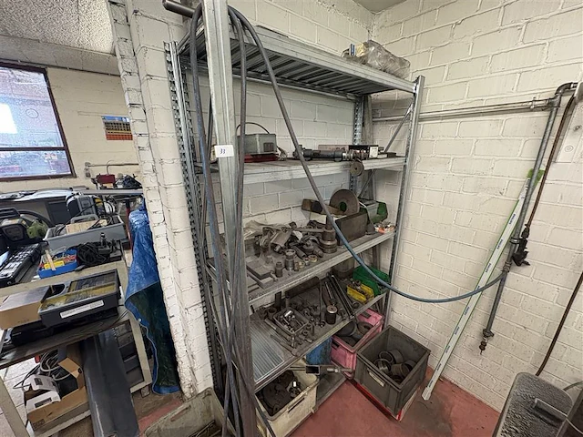 Metalen rek met toebehoren slijptafel - afbeelding 1 van  9