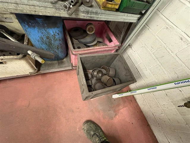 Metalen rek met toebehoren slijptafel - afbeelding 7 van  9