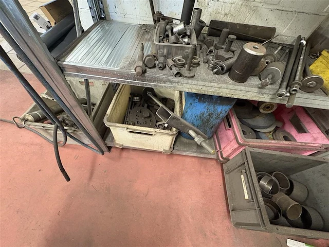 Metalen rek met toebehoren slijptafel - afbeelding 8 van  9