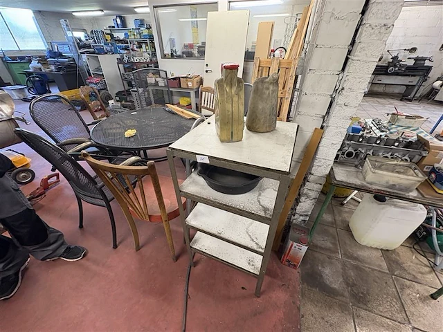 Metalen rekje met inhoud - afbeelding 3 van  4