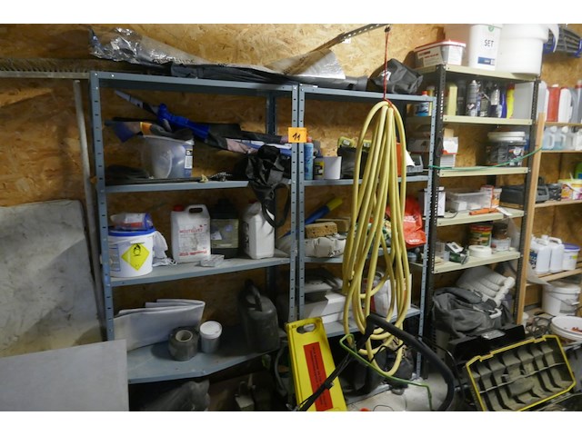 Metalen rekken met inhoud - afbeelding 1 van  9