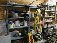 Metalen rekken met inhoud - afbeelding 1 van  9