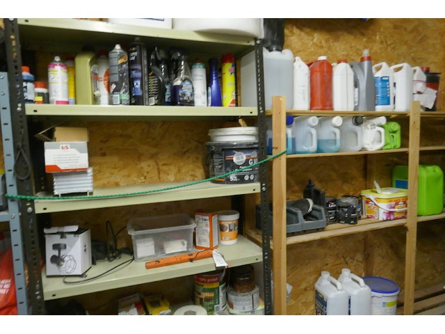 Metalen rekken met inhoud - afbeelding 2 van  9