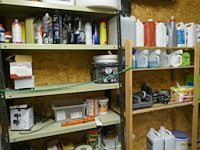 Metalen rekken met inhoud - afbeelding 2 van  9