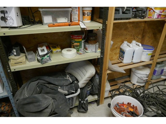 Metalen rekken met inhoud - afbeelding 3 van  9