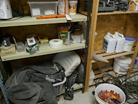 Metalen rekken met inhoud - afbeelding 3 van  9