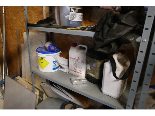 Metalen rekken met inhoud - afbeelding 4 van  9