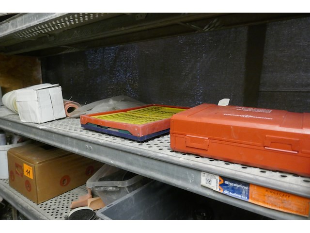 Metalen rekken met inhoud - afbeelding 5 van  9