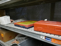 Metalen rekken met inhoud - afbeelding 5 van  9