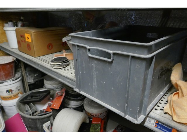 Metalen rekken met inhoud - afbeelding 6 van  9