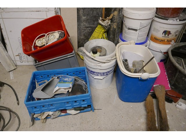 Metalen rekken met inhoud - afbeelding 7 van  9