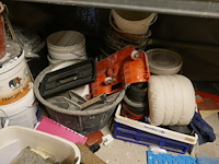 Metalen rekken met inhoud - afbeelding 8 van  9