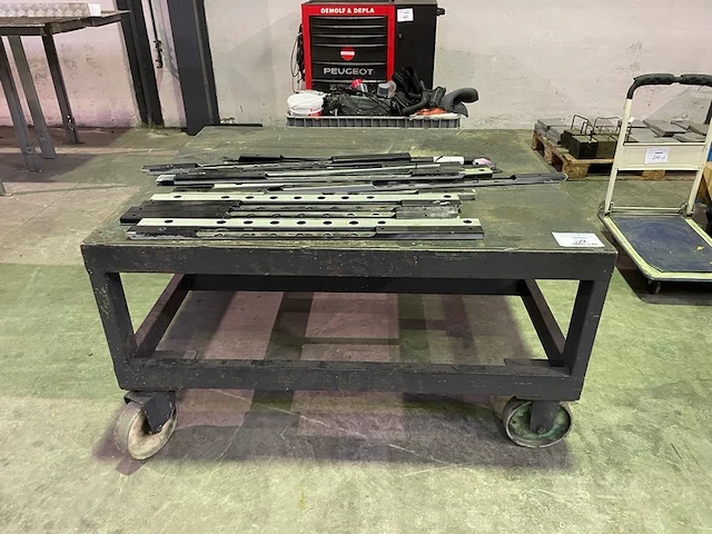 Metalen roltafel met inhoud - afbeelding 1 van  4