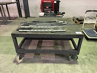Metalen roltafel met inhoud - afbeelding 1 van  4