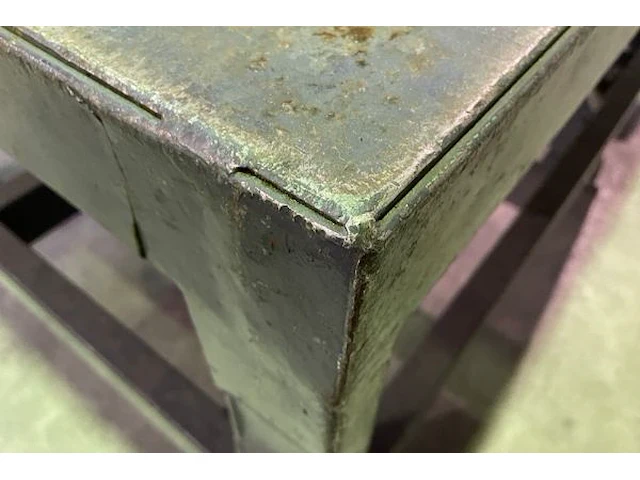 Metalen roltafel met inhoud - afbeelding 2 van  4