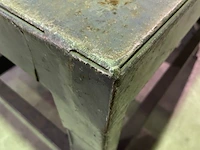 Metalen roltafel met inhoud - afbeelding 2 van  4