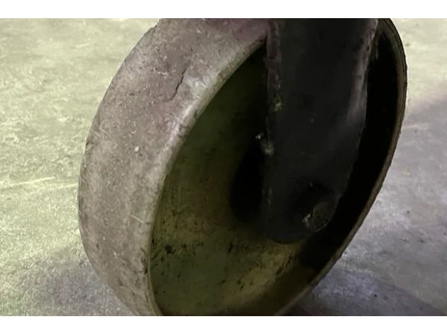 Metalen roltafel met inhoud - afbeelding 3 van  4