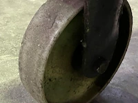 Metalen roltafel met inhoud - afbeelding 3 van  4