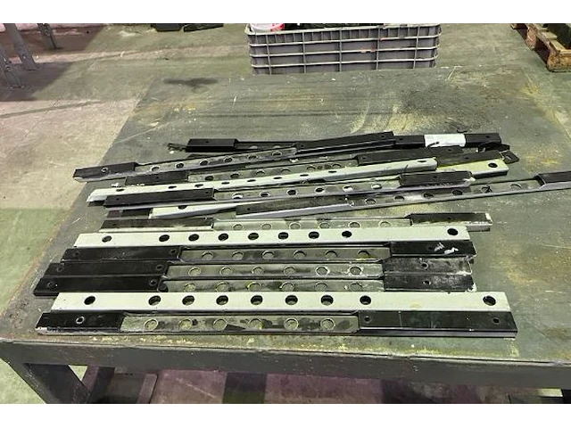 Metalen roltafel met inhoud - afbeelding 4 van  4