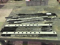 Metalen roltafel met inhoud - afbeelding 4 van  4