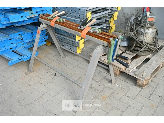 Metalen schraag + partij handslingers - afbeelding 1 van  5