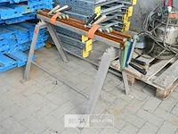 Metalen schraag + partij handslingers - afbeelding 1 van  5