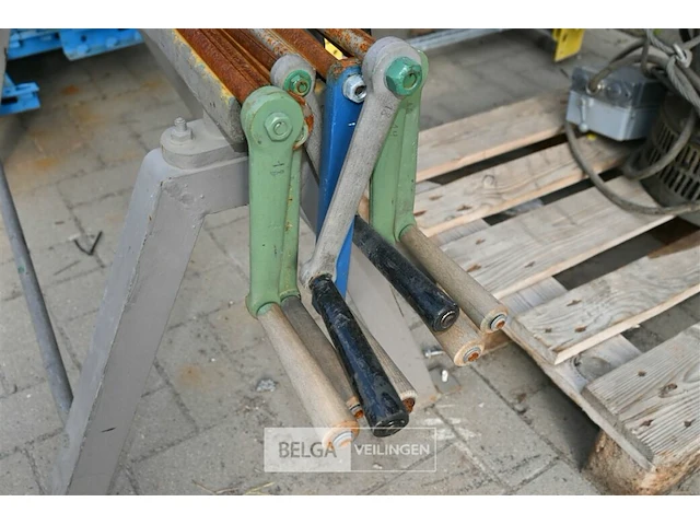 Metalen schraag + partij handslingers - afbeelding 3 van  5