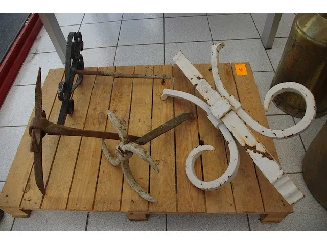 Metalen sierstukken - afbeelding 1 van  2