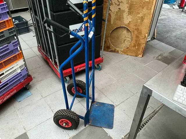 Metalen steekkar nn voorzien van 2 luchtbanden - afbeelding 1 van  2
